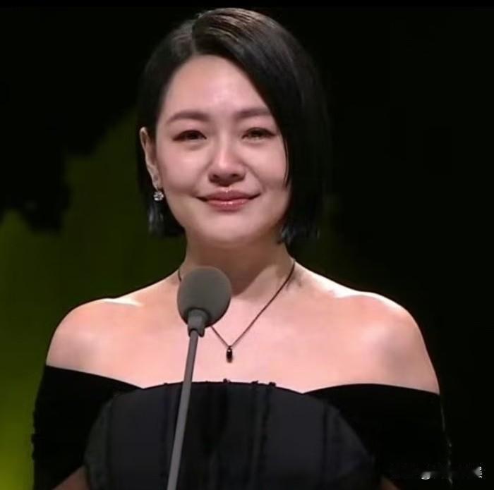 小S，最新发文引人泪目！5月17号，小S突然发了条动态，配了一张小时候的全