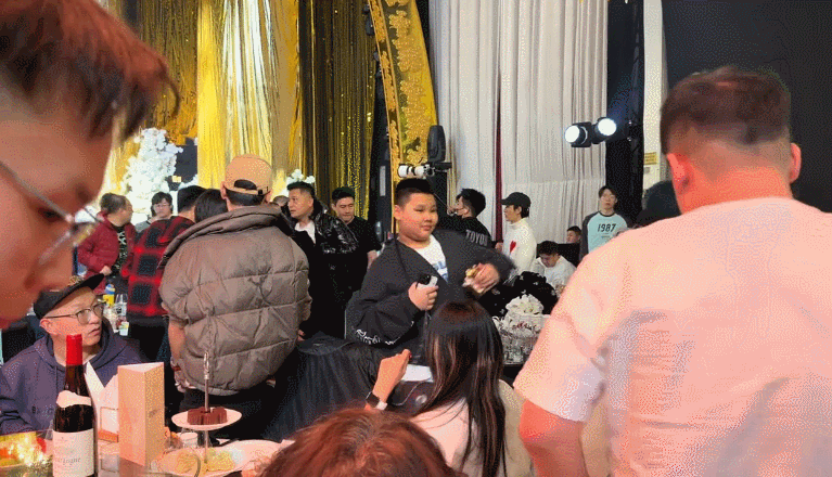 陶阳婚礼还没有散场，郭德纲一家率先离场，王惠带着郭汾阳走在最前面，没人搭