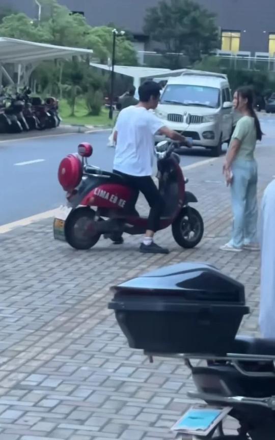 江西南昌一对小情侣吵架，男生骑着电动车吓唬女生要撞她，女生与他争执了两句，男生就