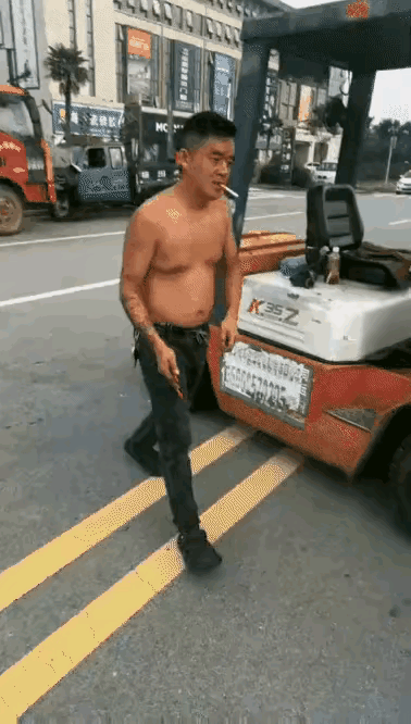 这人太万恶了吧！他手持剪刀，把停在路边的汽车轮胎逐个扎破。也不知道他为啥这么干