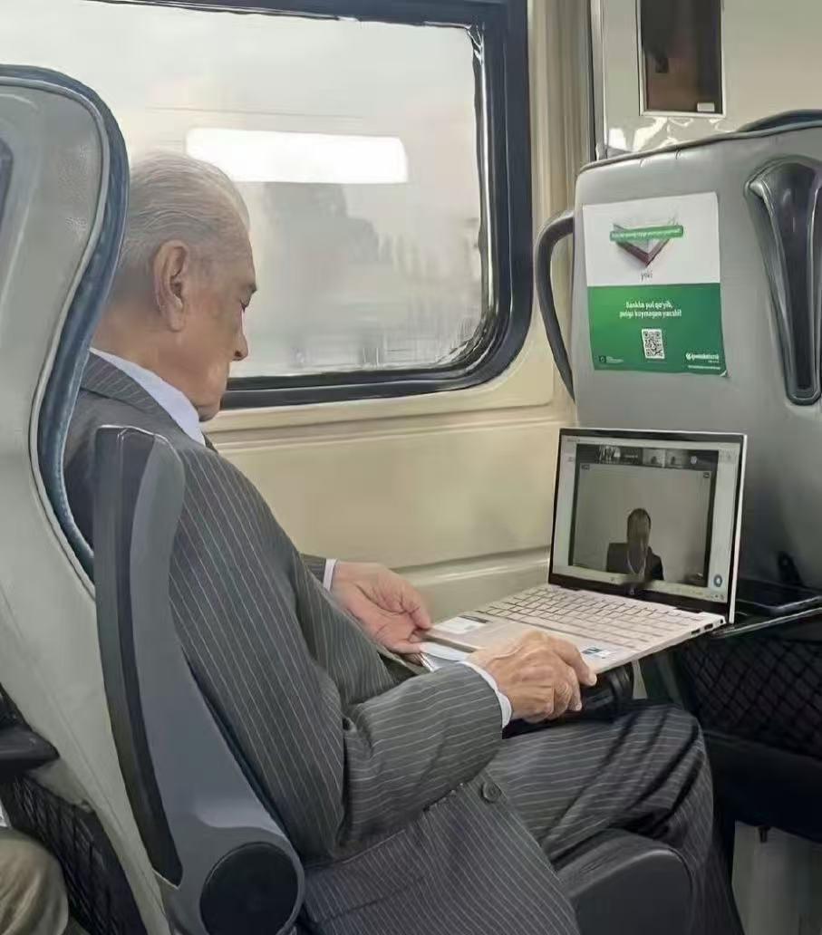 这老爷子太精致了！