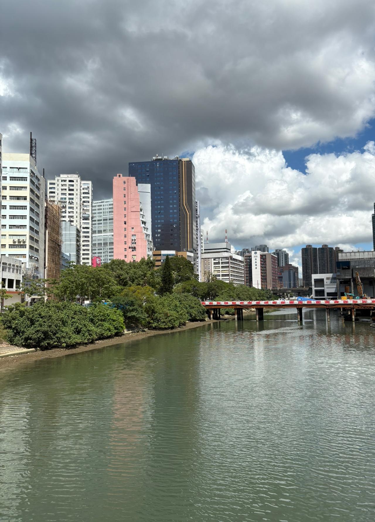 为什么现在这么多新房子卖不出去？还是有这么多开发商要去拿地再新建房子呢？这个