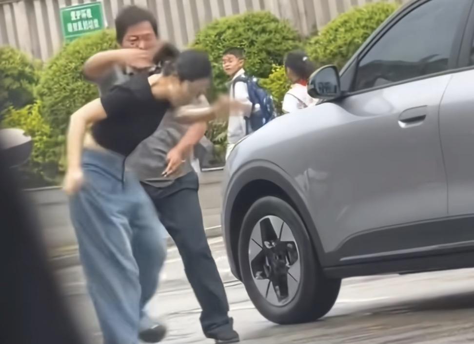 女子脚踢保安反被扇耳光事件，终于是真相大白了，这事根本就不像是网传的那样！结合