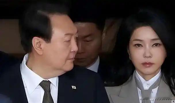 1月15日，韩国总统尹锡悦正式被捕，据新华社消息韩国公调处和警方联手，共计130