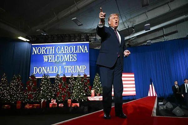 还是特朗普会玩！在北卡罗来纳州的一场宴会上，当着一众支持者的面直言不讳表示：我能