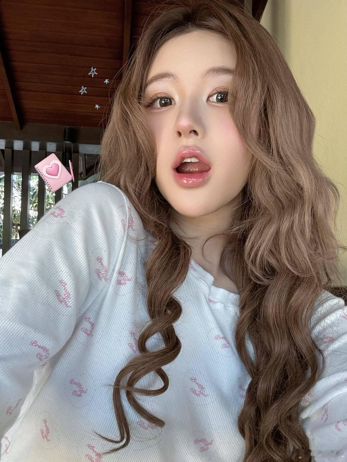 不得不说，网感不是谁都有的赵露思在这方面的确很有天赋….第一张很适合做小卡