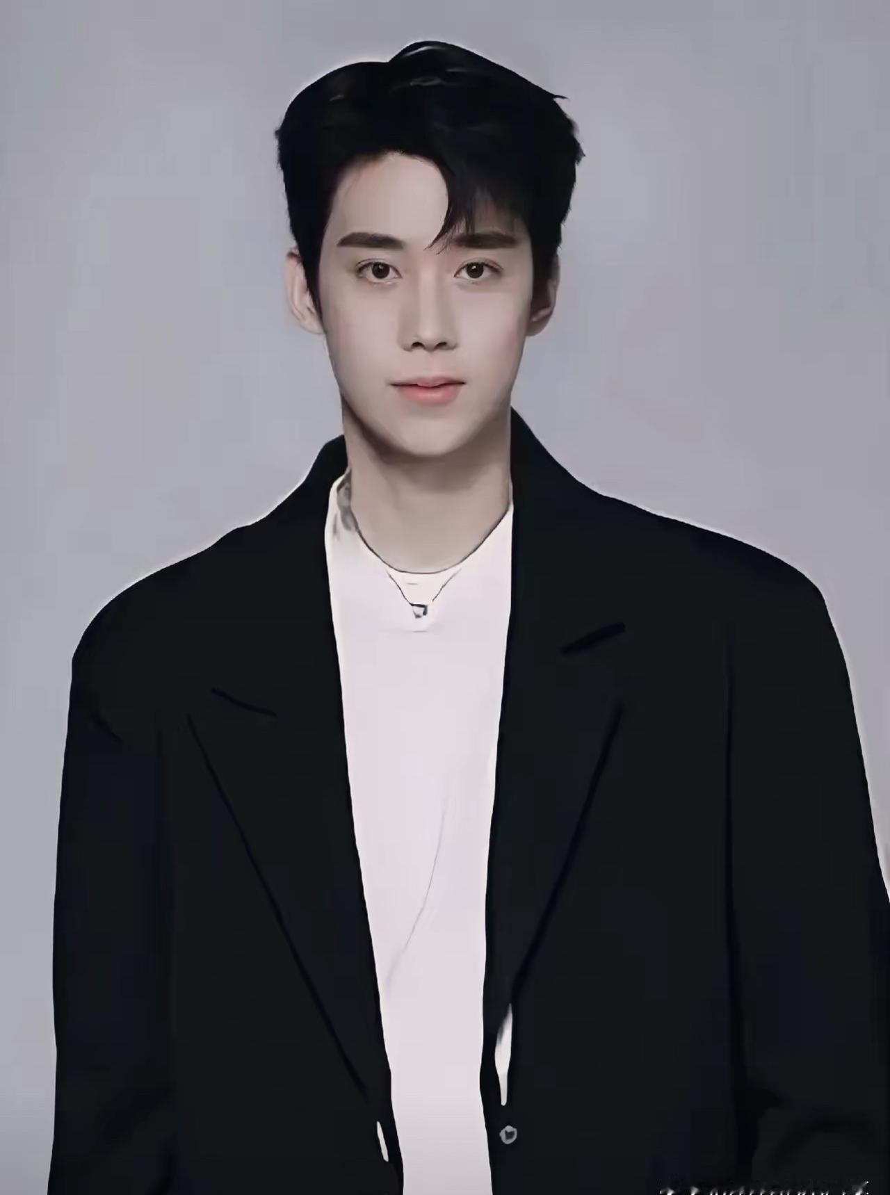 儿子拉黑父亲，只因一张杀青合影。不是普通日子。那天是他母亲的头七。许亚军点