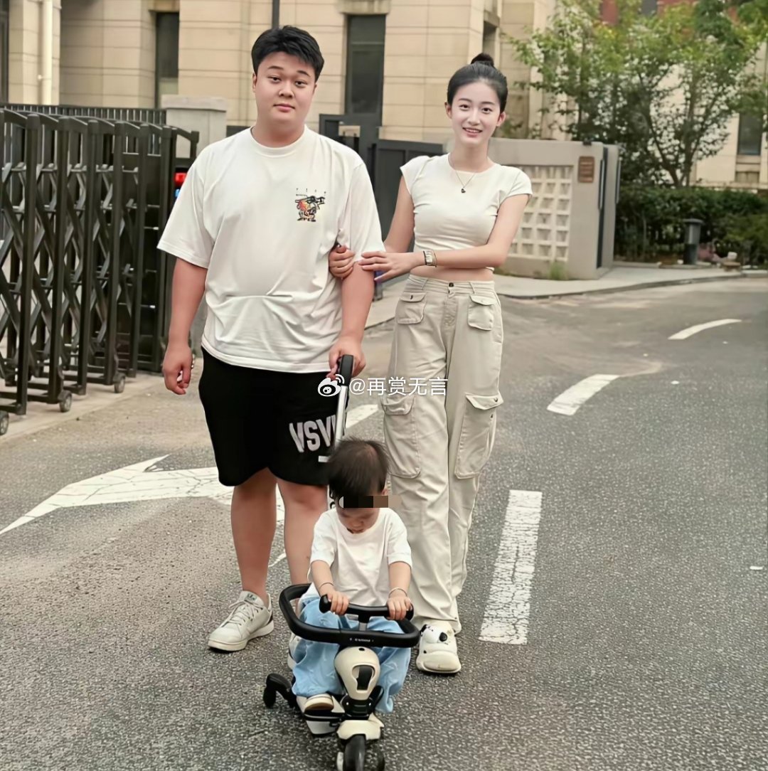 小伙子这是找了个女明星啊？这颜值不是一般的高。