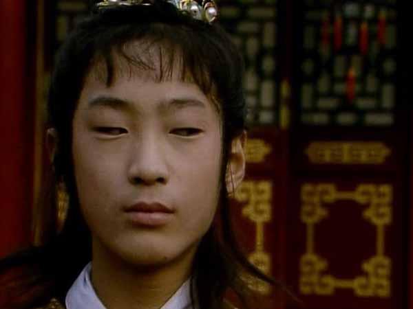 赵姨娘怂恿贾环去与毛丫头闹，贾环不肯，反怼到母亲脸上：“你不怕三姐姐？你敢去？我