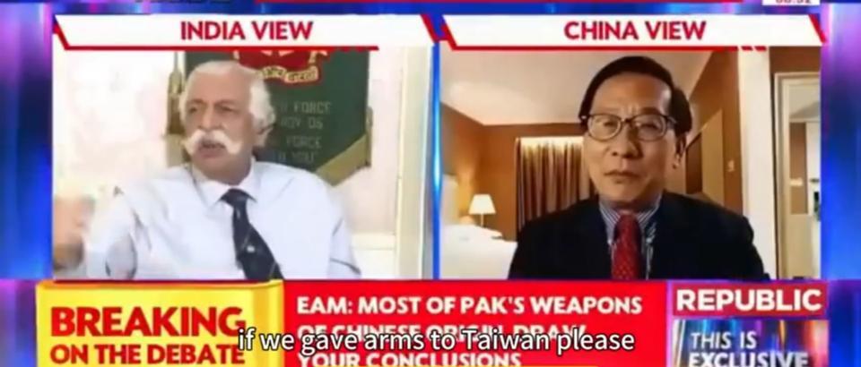中国专家“单人杀穿”印度电视台，主持人撒泼打滚，印退将开始胡言乱语这才是真正的