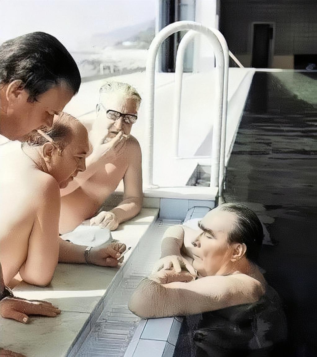 1977年，勃列日涅夫正在游泳。突然，他的烟瘾又犯了。3名警卫赶紧点上香烟，勃列