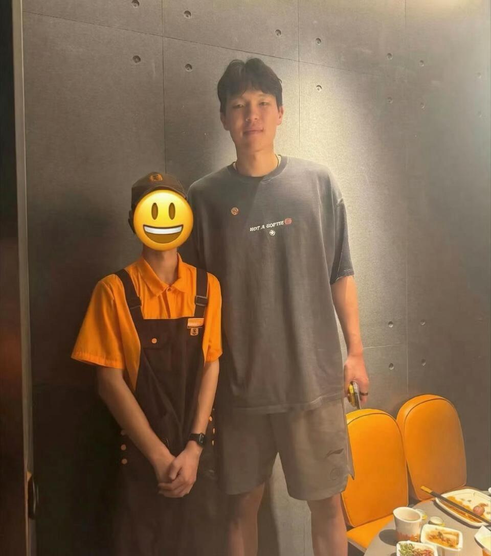 杨瀚森回国了，已经吃上了心爱的火锅。