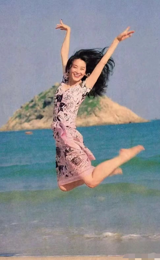 林青霞，168cm，光脚跳那么高，一看这张照片就有技术含量，一般人真拍出来，你们