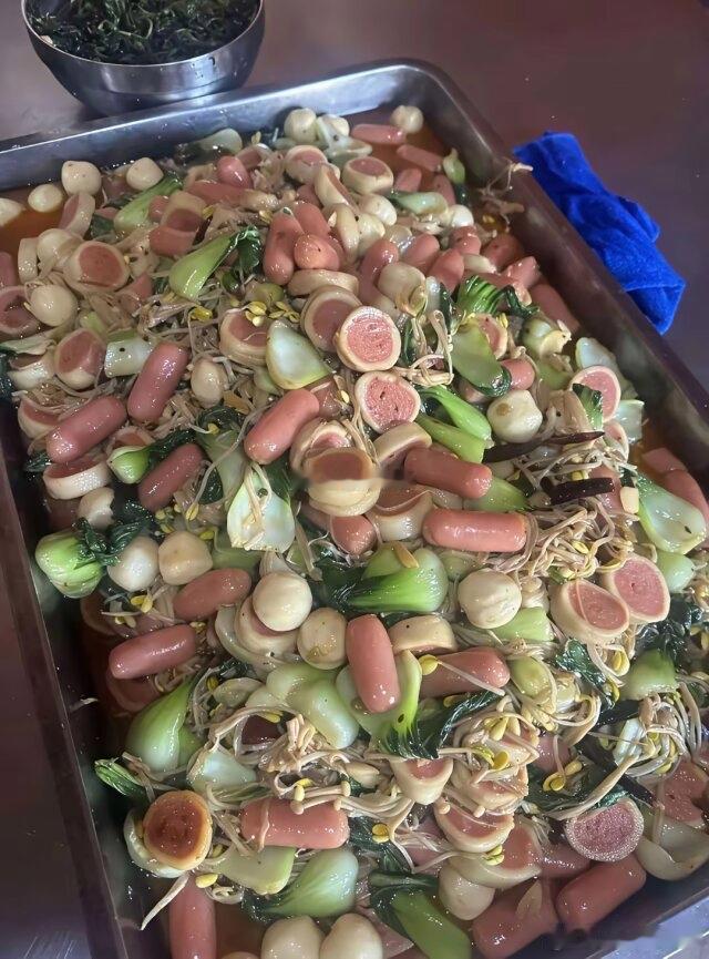 幼儿园的饭菜就这样，但是小孩居然都很爱吃