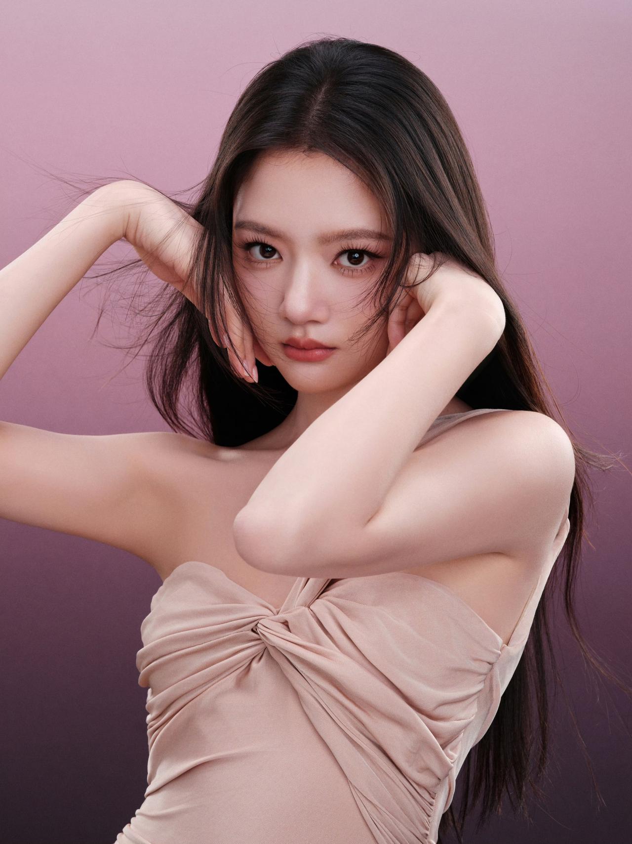 低饱和裸色美学，任敏斜肩礼裙，黑长直演绎清冷温柔美人