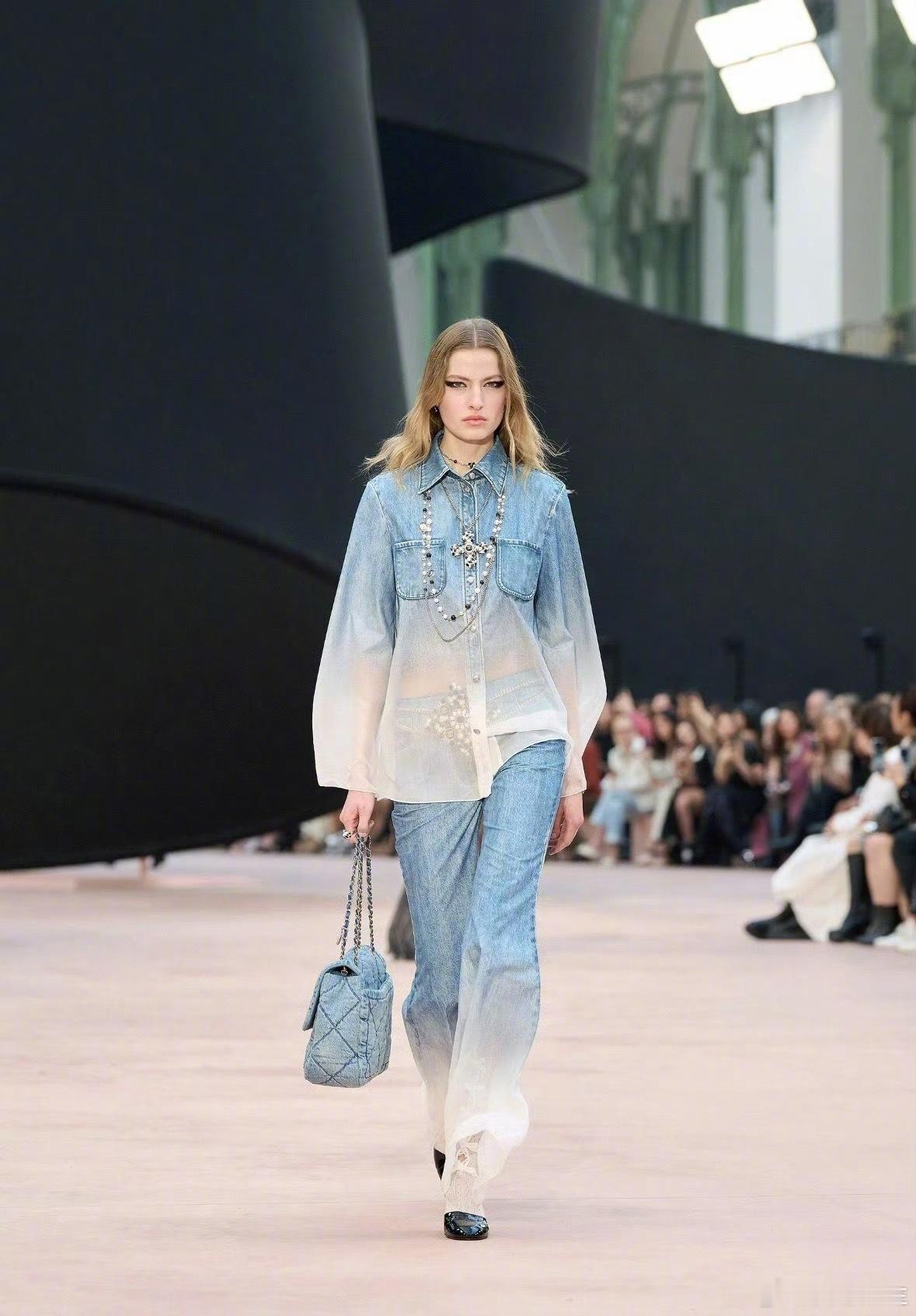 “香奈儿这衣服超神奇，上牛仔下纱竟然无缝合痕迹，咋做到的”