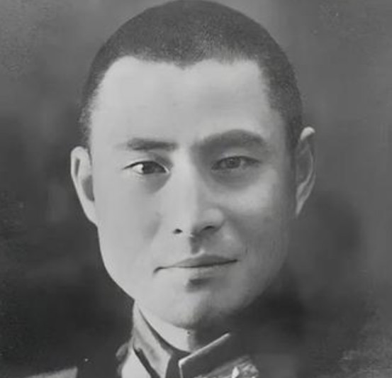 1943年，黄维见军粮发霉还掺着砂石，给何应钦的办公室寄去了一袋，何应钦大怒，派