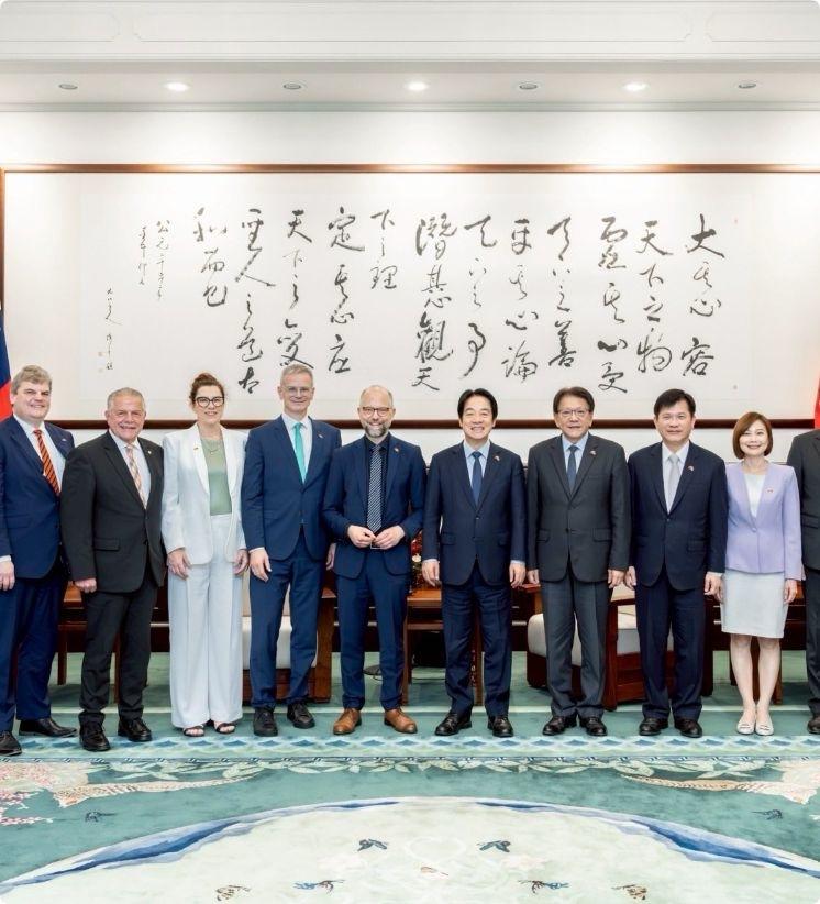 中国台湾省，赖某某与德国人见面谈话。就在今天上午，5月26日，赖某某笑呵呵地