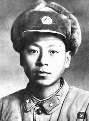 1962年11月18日，喀喇昆仑山下，我军边防八连不慎陷入印军埋伏。前后两座暗堡
