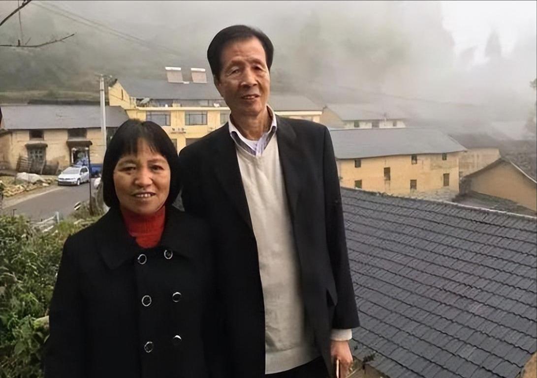 2013年，57岁的西班牙亿万富翁隐藏身份，在浙江“最美梯田”借宿一户人家，女主