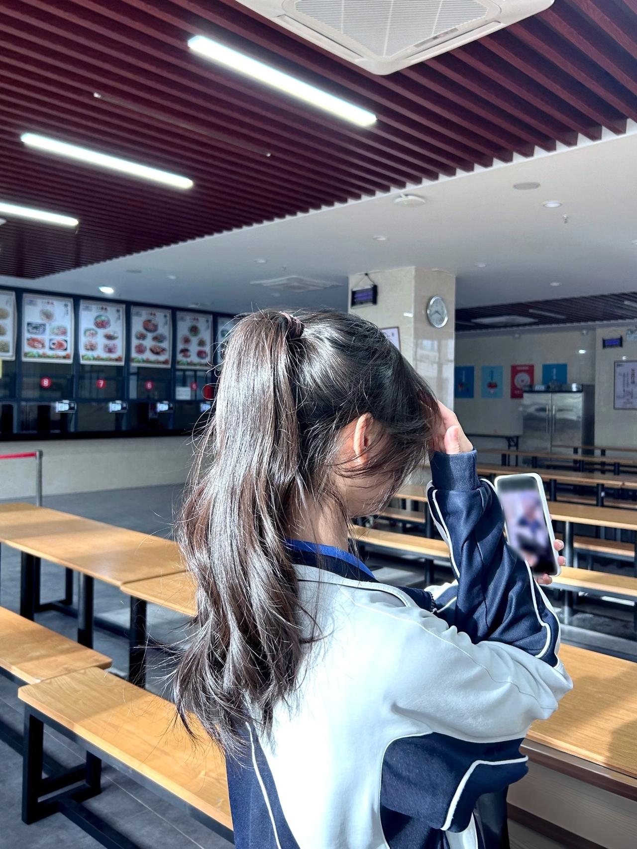 楼上邻居家刚上初一的小女孩，上周突然喊胸口疼，拉开校服一看，已经有了明显起伏，半