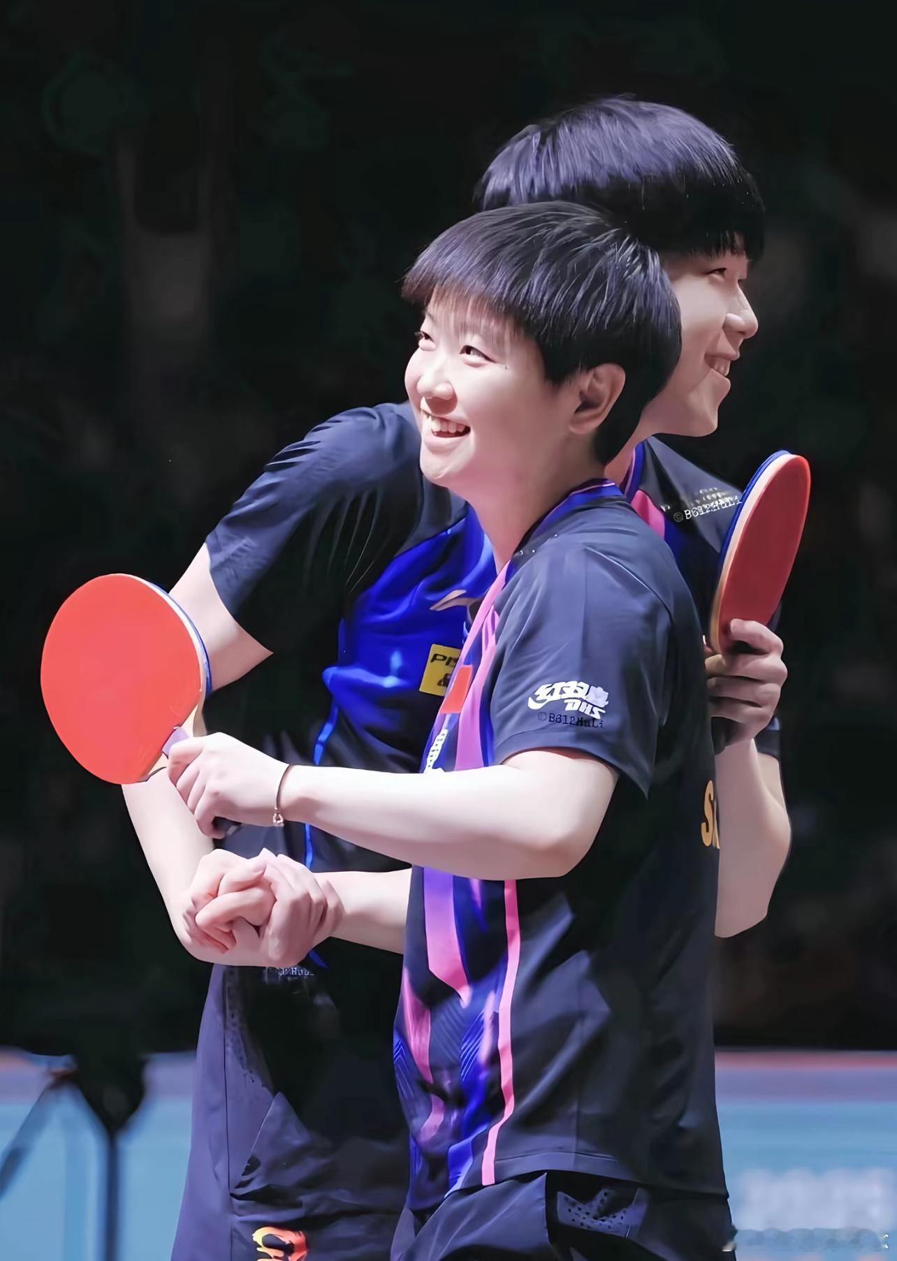 这话题真的不接受反驳！这一对就是国民度本身。💯为什么大家都喜欢王楚钦和孙颖莎？