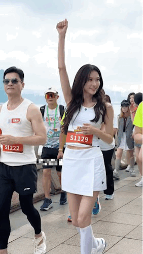 原来志玲姐姐跑步是这个样子的，这也太可爱了吧，一蹦一跳的！