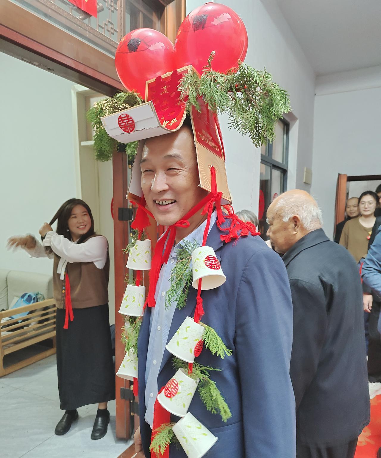 今天外甥女出阁，早上六点多就跑表妹家去了，最主要是替儿子相看对象，表妹说接亲队伍