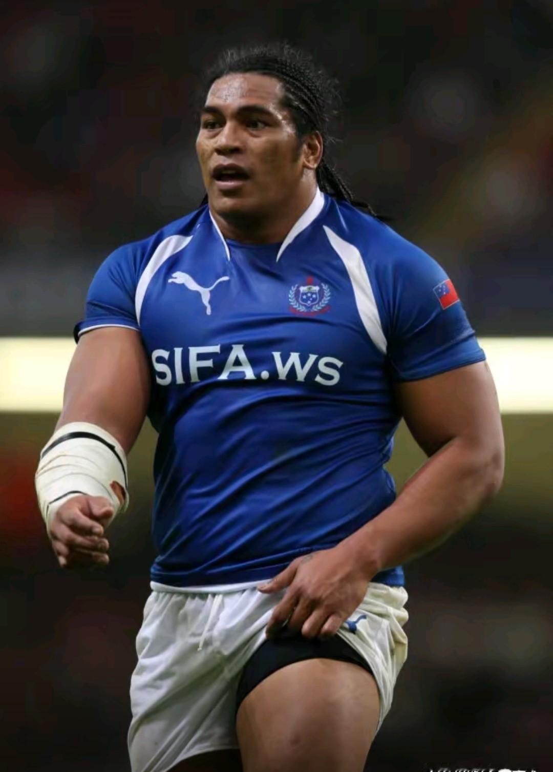 站在橄榄球运动员旁边，你的脖子细得像根芦苇杆。他们身高撑到两米，体重压过三百斤