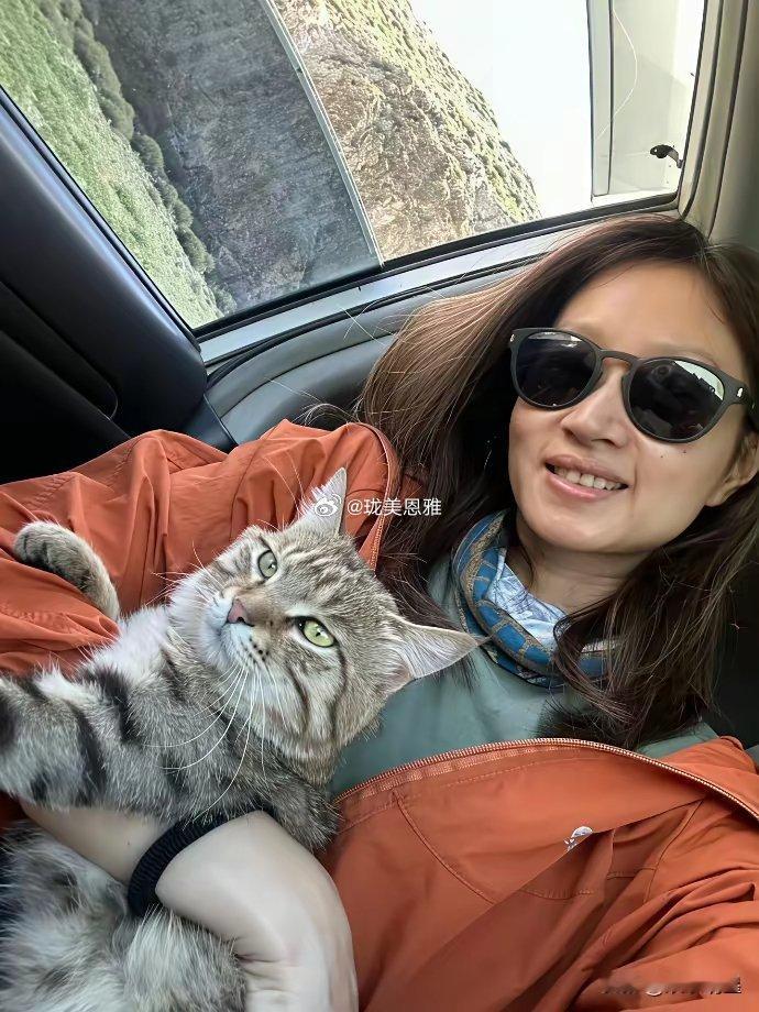 朱亚文老婆自驾游新疆素颜出镜嘴唇苍白显憔悴蹲地吃饭毫无明星架子，这就是最接地气的