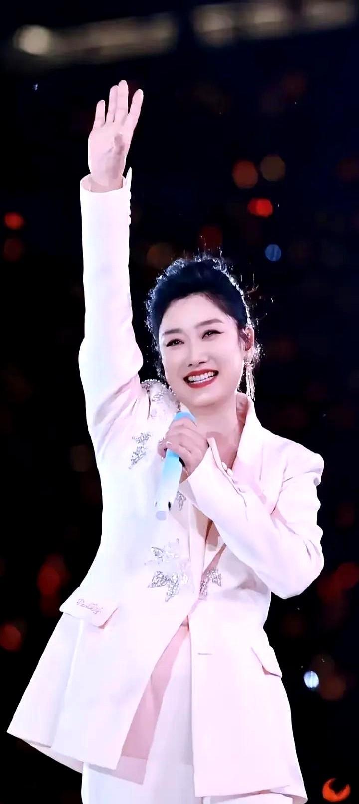 玲花真飒啊！一次，李静问玲花：“你跟曾毅整天出双入对，你老公会不会吃醋？”李