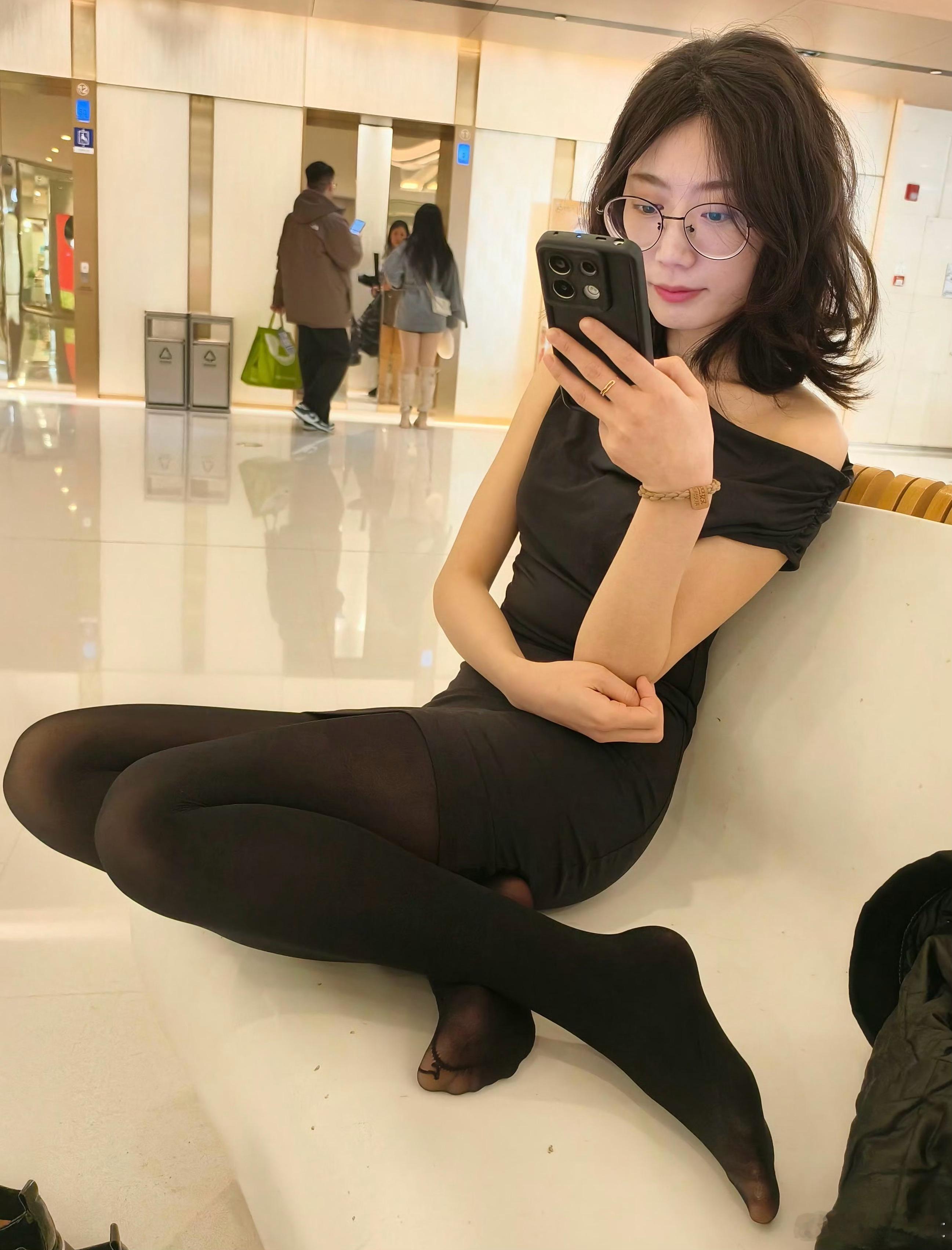 眼镜黑丝是不是最反差？有木有经历过的哥们？​​​
