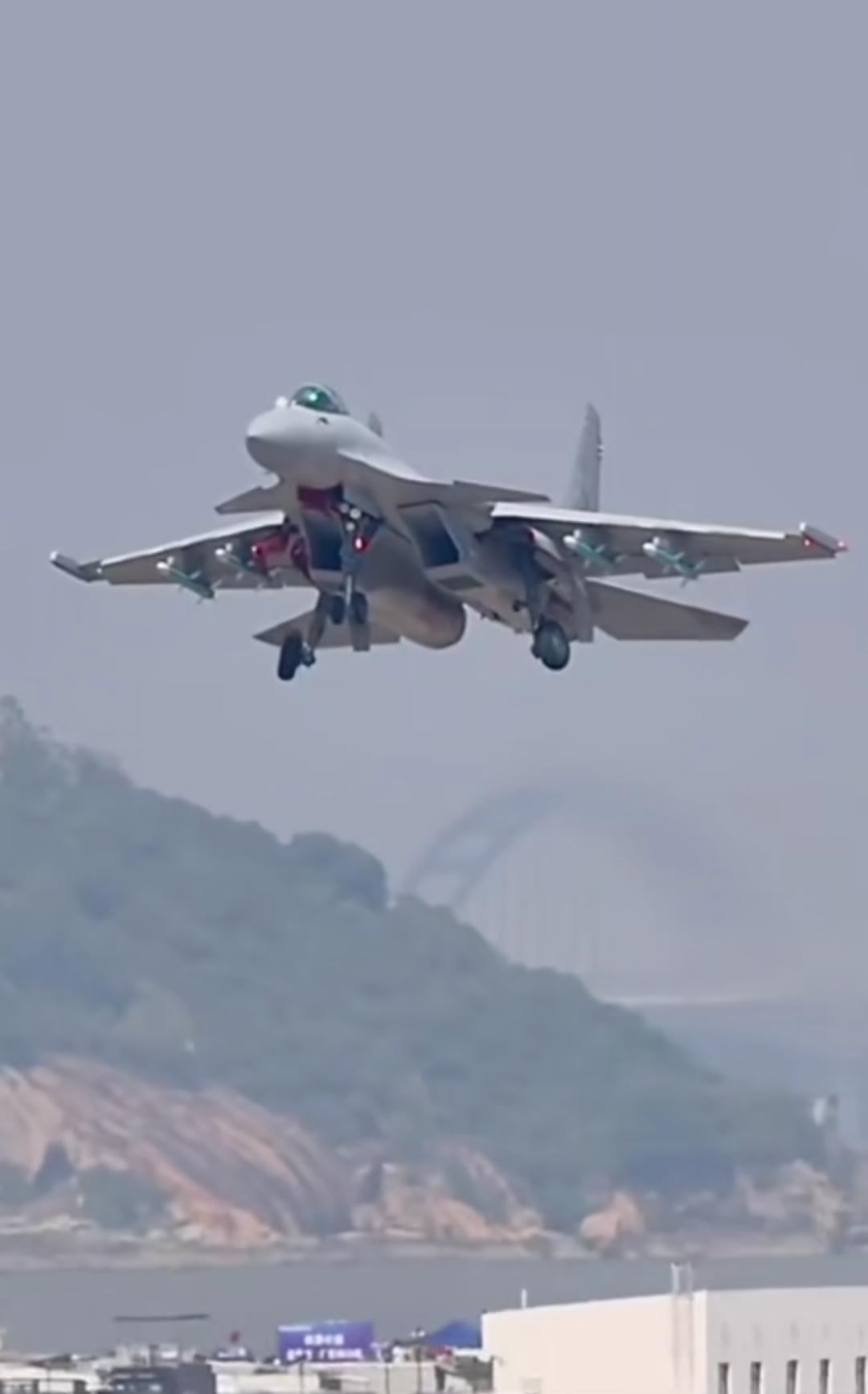 全球唯一的重型舰载机。呐，记住了，就这个家伙，把日本的F15E当鸟溜，气得日本