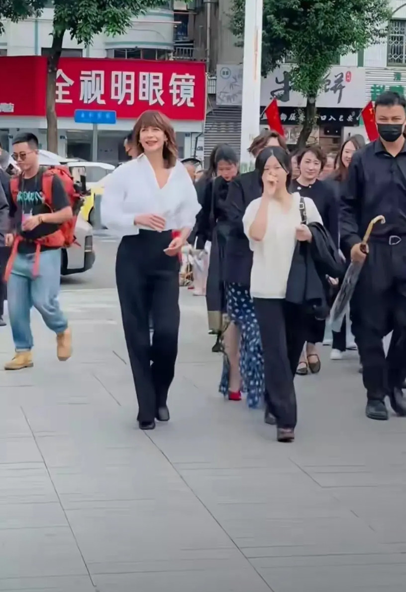 人种真的不一样，看看法国电影里的苏菲玛雅，漂亮温柔，尤其是出道影片娇柔可爱，可是