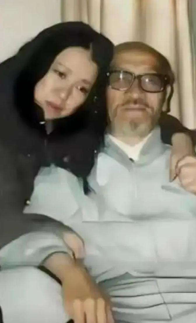 她跑到新疆，和77岁的王洛宾同居，王洛宾拒绝和她在一起，她一气之下，收拾行李，凌