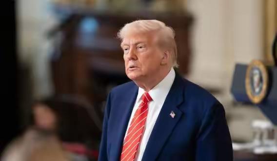 美国已经无力回天了！有人还在说什么美国强大着呢，美国这一次咬紧牙关不降息，既要