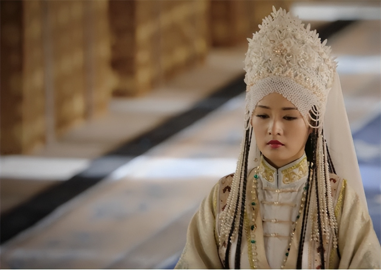 乾隆年间，一寡妇劈死豺狗后，整个右臂无法动弹。救治无果后，找到叶天士，叶天士冷笑