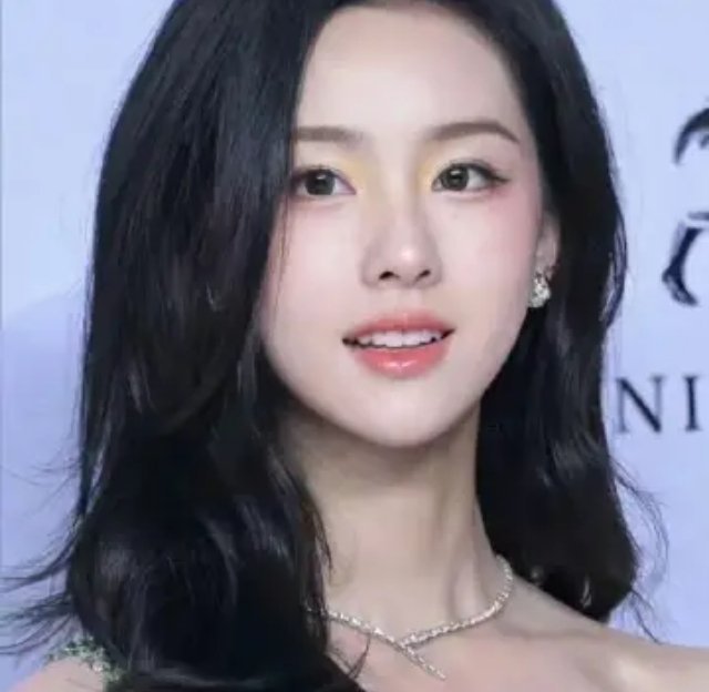 有件事挺奇怪的陈都灵新剧一开播，差不多半个娱乐圈的人都来宣传，可独独少了《长月烬