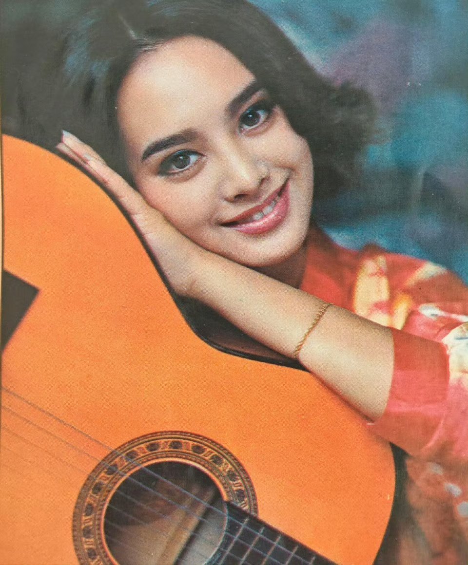 1994年的宁静实在是美丽，即使在演员中，也是出类拔萃的美丽。