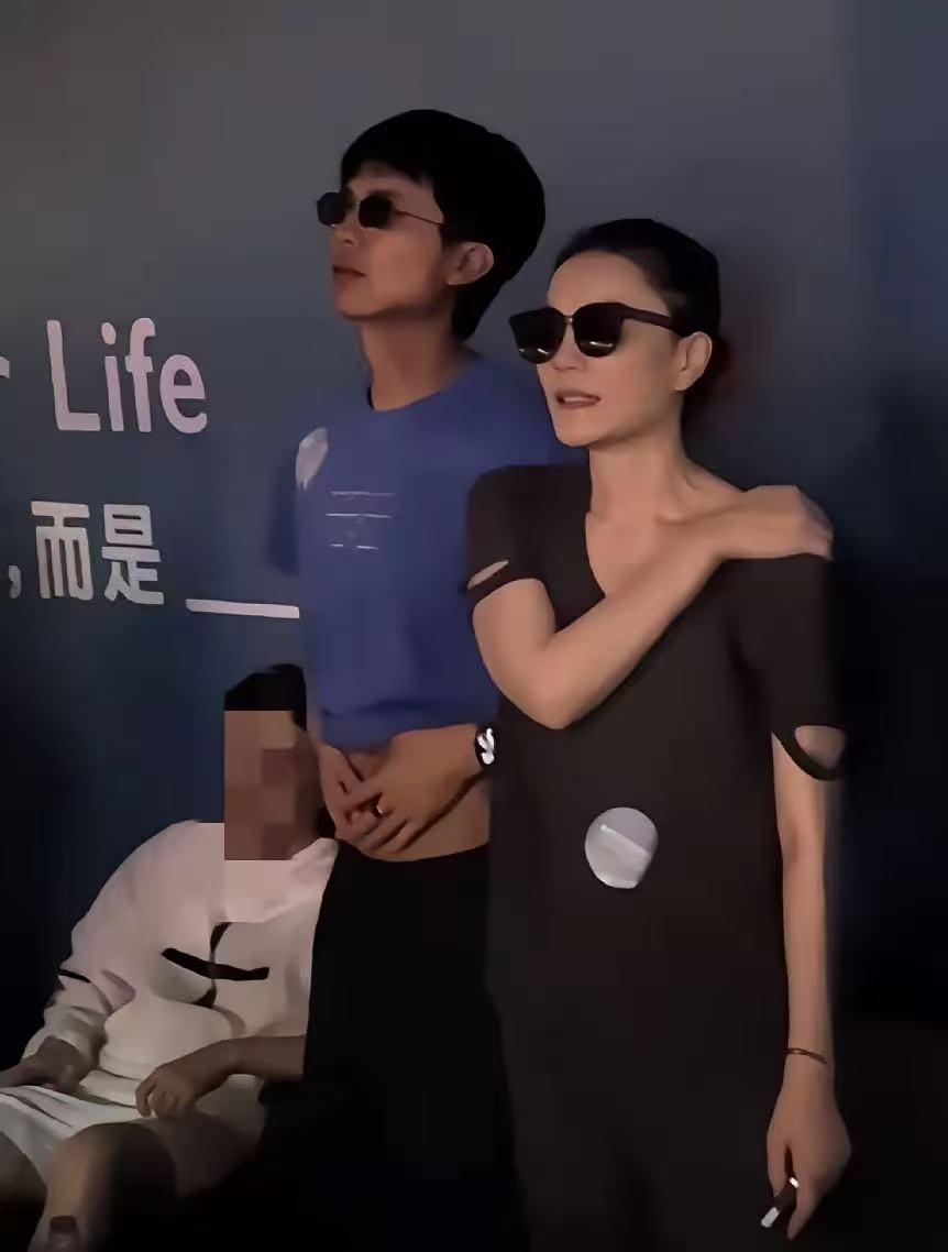 我闺蜜是王菲的忠实粉丝，她突然跟我说：以后不要喜欢王菲了。我问她原因，我闺蜜