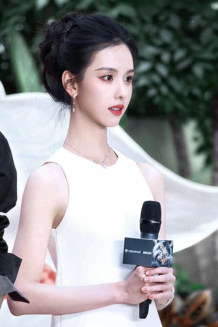 鞠婧祎陈都灵你俩好会演谁能想到看姐妹对峙看哭了。雾妄言让露芜衣动手的时候是闭着