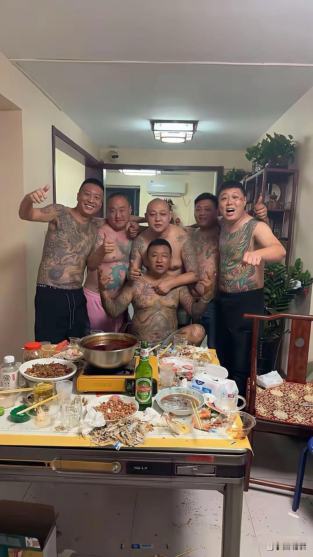 物以类聚，人以群分。看看眼前的这帮人，一个个流里流气的样子，那夸张的纹身充满了邪