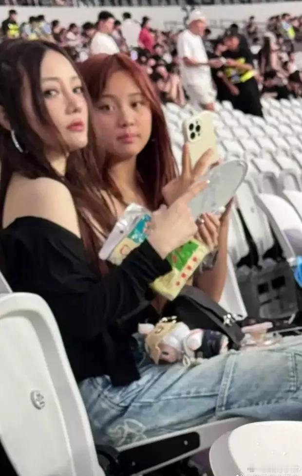 甜馨和妈妈李小璐美貌惊人​​​