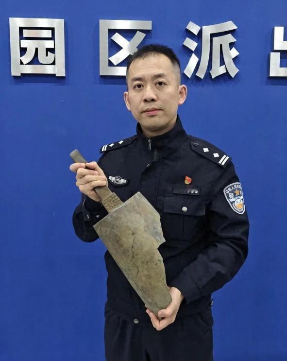 重大发现！4月11日，浙江湖州一对靠收废品谋生的老夫妻，在河边捡破烂时，翻出