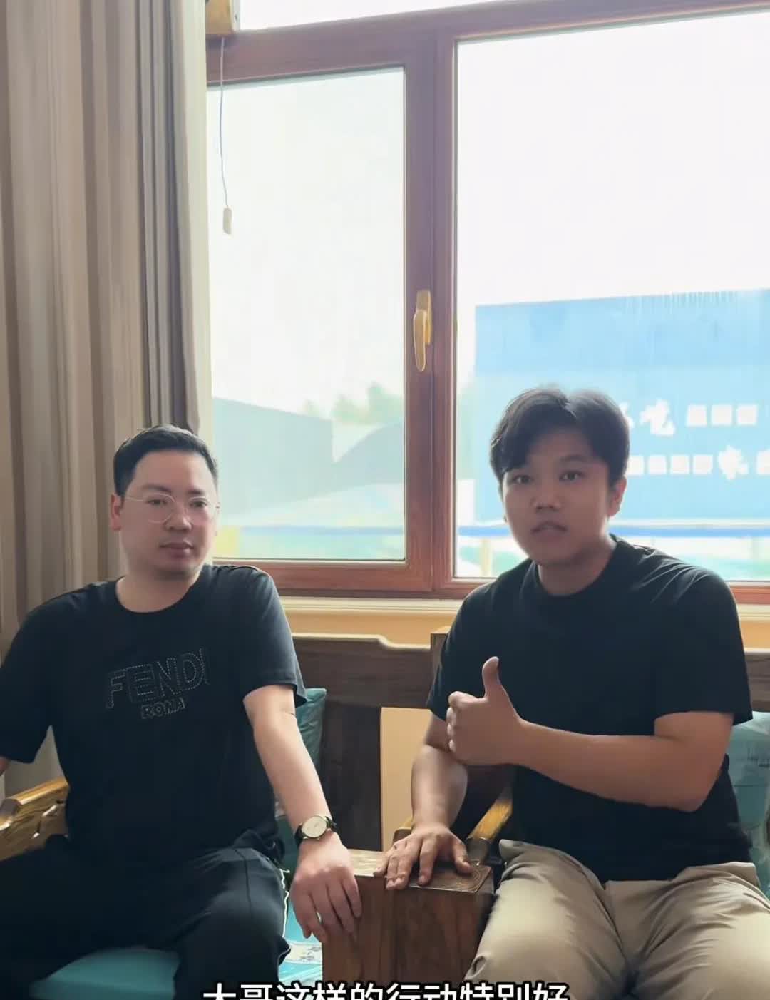 解清帅出来了他不是在自己账号更新也不是直播卖货，他是出现在他爸爸的视频里