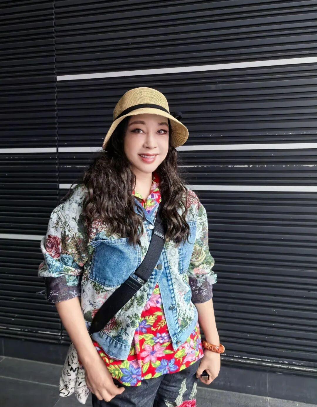 要说“精神小妹”还得是庆姐这不74岁的刘晓庆跑去欧洲浪啦！她穿得花里胡哨