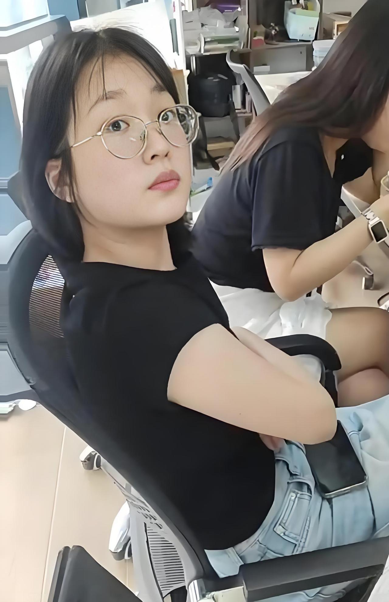 踢到铁板了！广东深圳！一女顾客点外卖，只因骑手没优先给自己送餐，无端恶意投诉，最