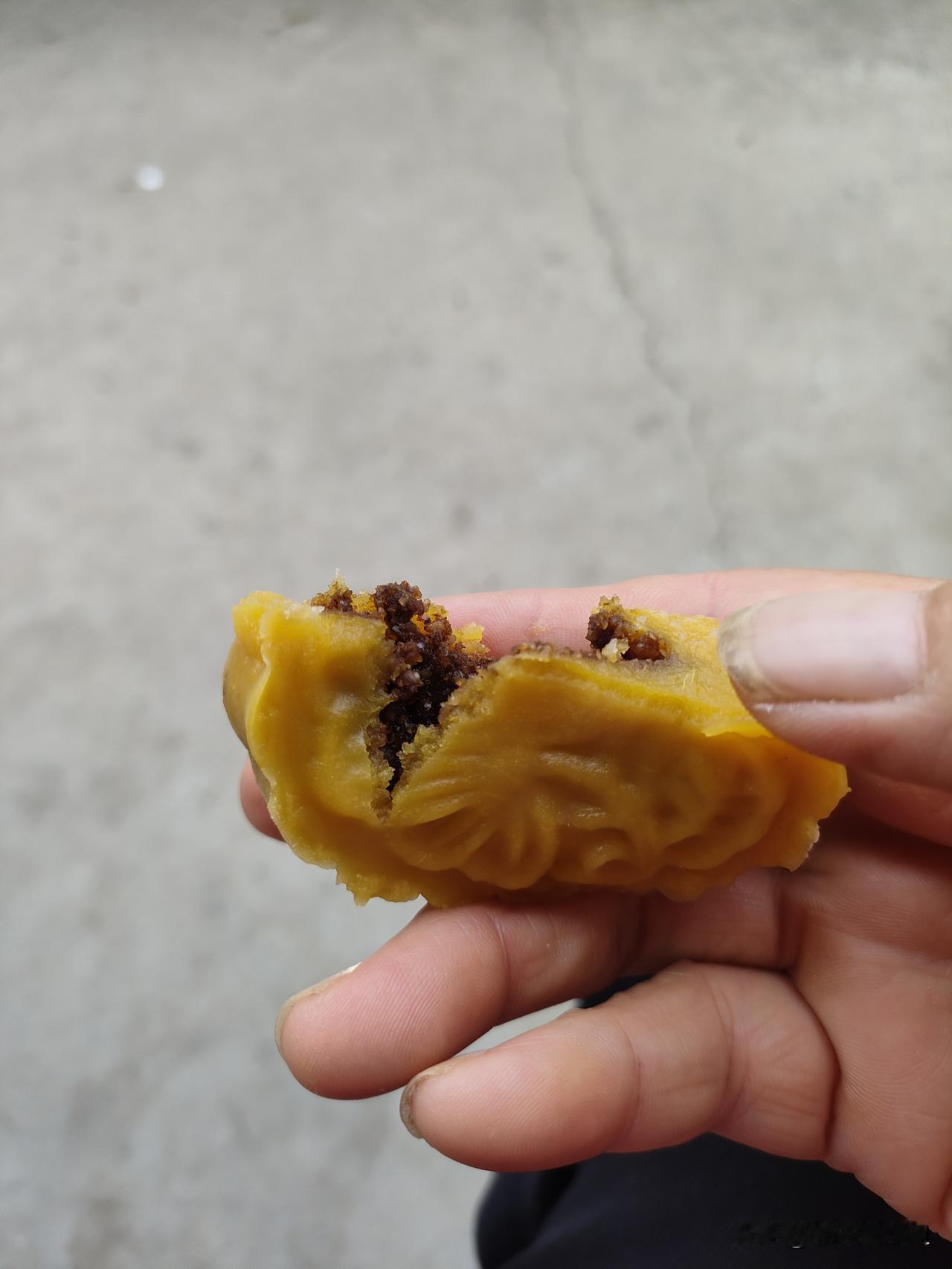 中秋自做月饼，昨天中秋节做的月饼，南瓜，糯米面，小麦粉做的，芝麻红糖馅，上锅一