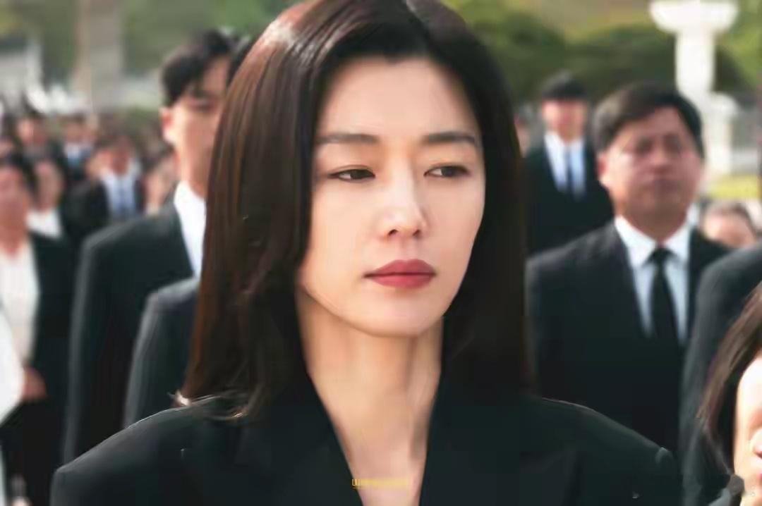 第一次看到全智贤有性缩力昔日“零差评女神”全智贤，竟因一部新剧《暴风圈》在中国市