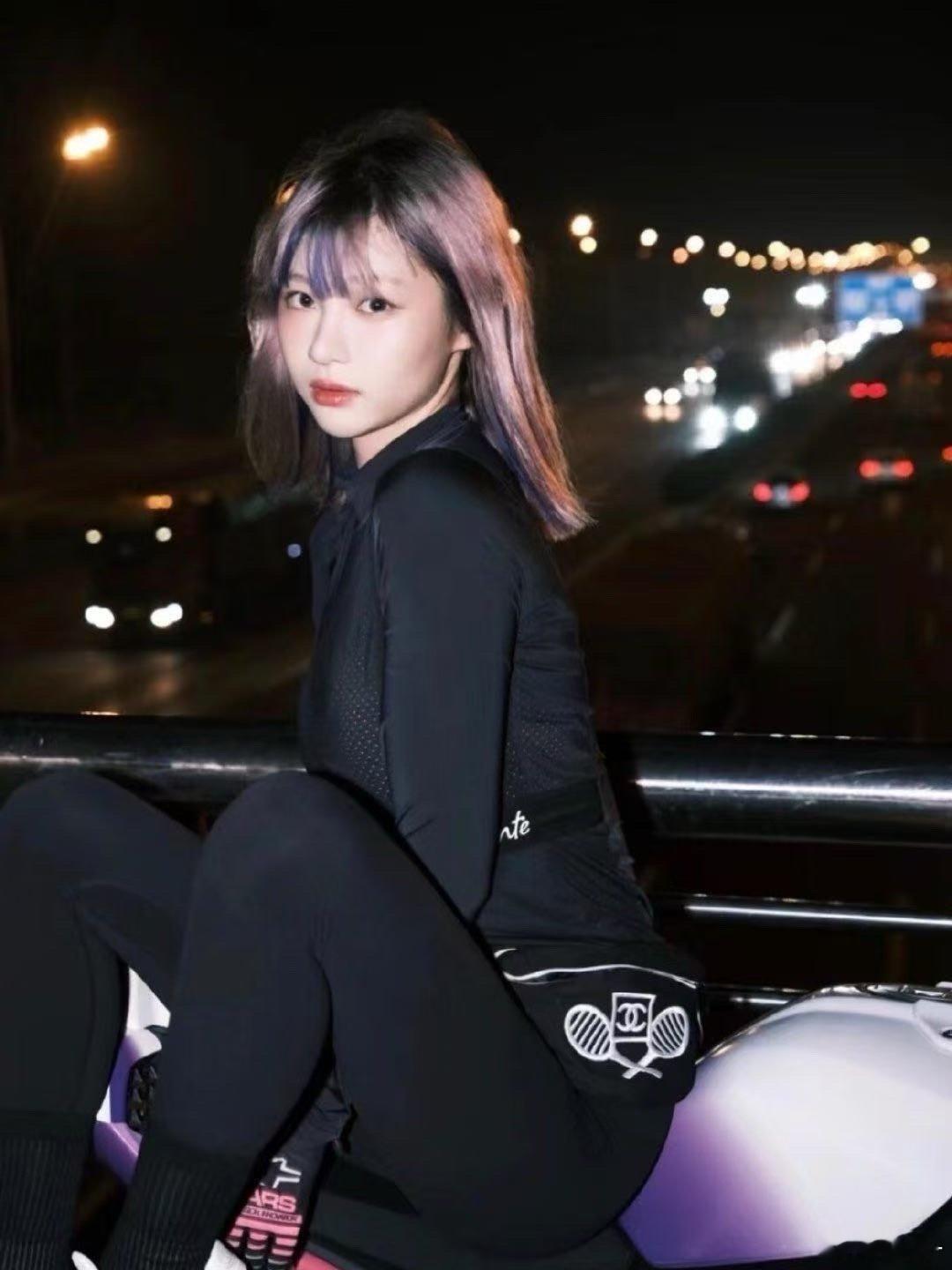 痞幼官宣上恋综人家不仅有颜，而且还有事业，这时候不谈恋爱还等待什么时候呢？又没有